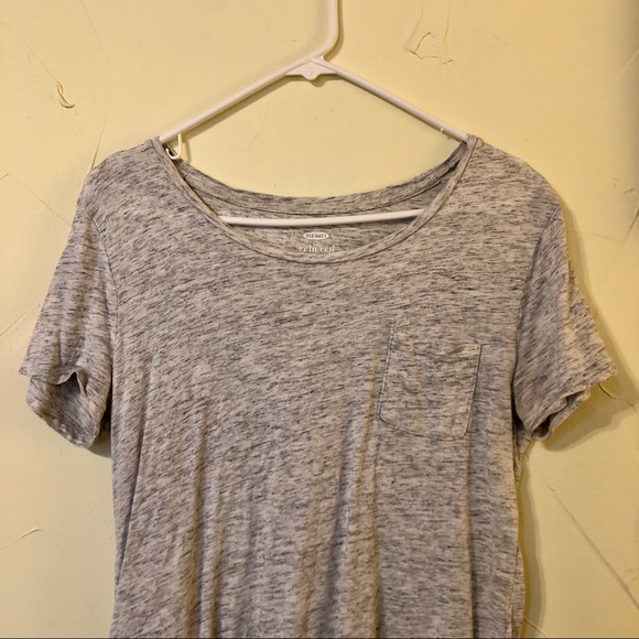Old Navy Relaxed Fit Front Pocket Gray T-Shirt - Picture 2 of 4